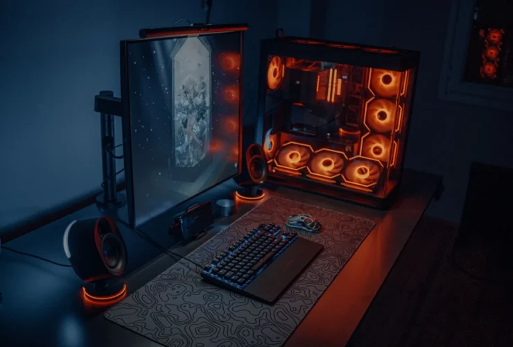 Setup gaming avec bureau et éclairage ambiant