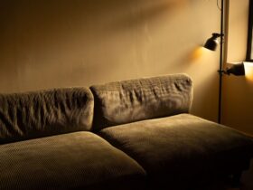 Salon cosy avec lumière chaleureuse et textiles doux