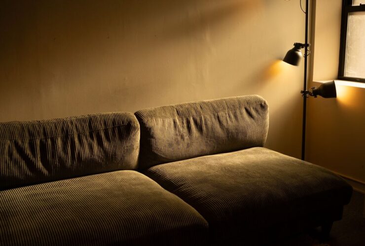 Salon cosy avec lumière chaleureuse et textiles doux