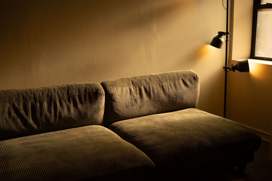 Salon cosy avec lumière chaleureuse et textiles doux