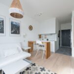 Petit salon lumineux avec décoration claire