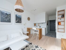 Petit salon lumineux avec décoration claire