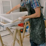 Fabrication et préparation d’un cadre de fenêtre en atelier