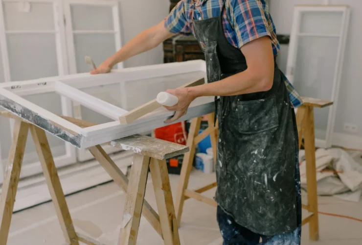 Fabrication et préparation d’un cadre de fenêtre en atelier