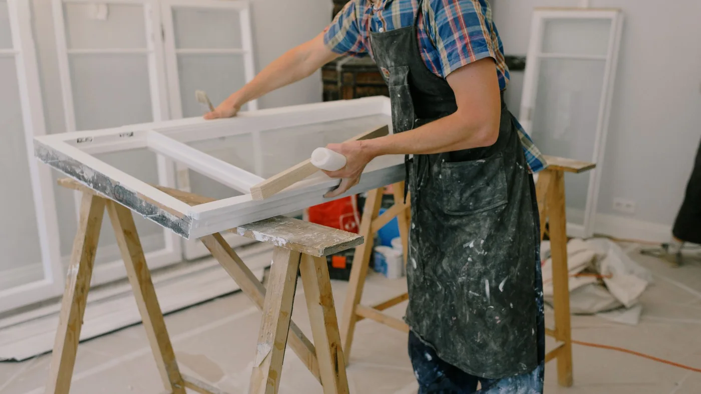 Fabrication et préparation d’un cadre de fenêtre en atelier